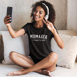 Momager | Modern Mamma Manager Kids Namn T Shirt<br><div class="desc">Enkel,  snyggt "Momager"-anpassningsbar citerar konsthönor t-shirt med modern,  minimalistisk typografi i vitt i ett fet trendig stil. Perfektens gåva eller tillbehör till Mors dag,  din Mamma Birthday eller bara för att! Ord kan lätt vara personlig med ditt eget budskap om en gåva som är lika unik som du!</div>