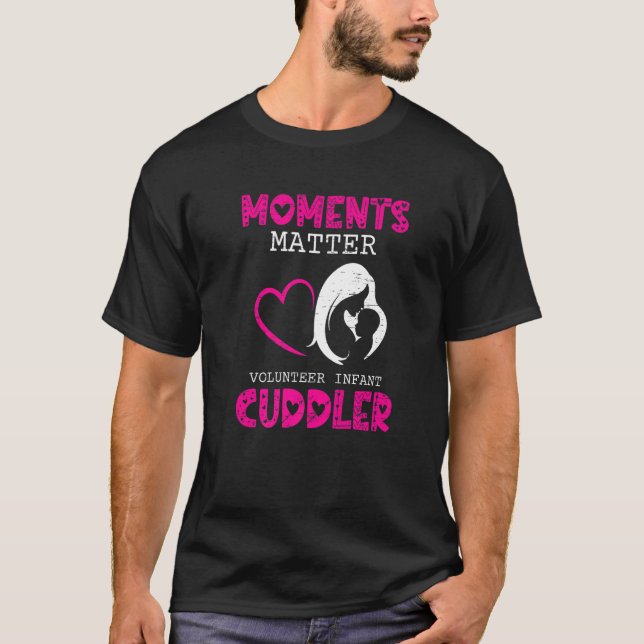 Moments Matter Volunteer Infant Cuddler for a Cudd T Shirt (Framsida)