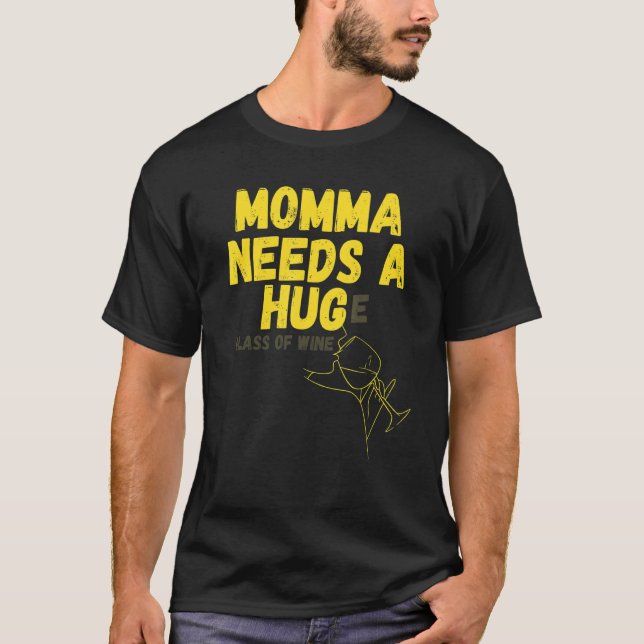 Momma behöver ett hegglas av Vin T Shirt (Framsida)