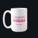 Momma Groovy Flower Vintage Rosa Blommigt Anpassni Kaffemugg<br><div class="desc">Fira kärlek och glädjen över att vara mamma, mormor eller moster med denna anpassningsbar textgåva. Oavsett om du går vid mamma, mamma, mamma, Auntie, moster, mormor, nana eller mormor är den här personligen designad för att göra din hjärtblomma med glädje. Bygg upp den tidslingslösa skönheten i blommigten av vintagen. Den...</div>