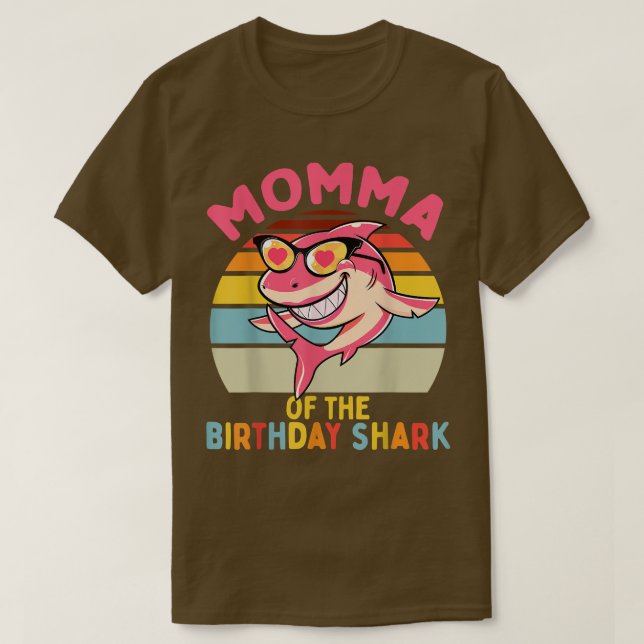 Momma i den matchande familjen vid hajfödelsedag t shirt (Design framsida)