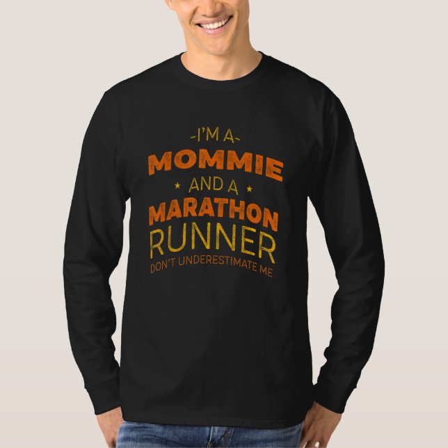 Mommie och Marathon Springer Running Humor Sprinti T Shirt (Framsida)