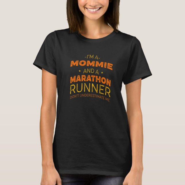 Mommie och Marathon Springer Running Humor Sprinti T Shirt (Framsida)