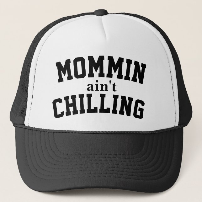 Mommin Ain’t Chilling Trucker Hat Keps (Framsida)