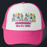 Mommin som 1999 - Lustigt Y2K Mamma-gift Keps<br><div class="desc">Hon är har en baby på sin höft och nostalgi i hjärtat. Som det är 1999 är jacka ett brev i kärlek till varje årtusende mamma som håller det på riktigt med en dyksäck i ena handen och en Tamagotchi i den andra. Den här återinspirerade bilden har söta 90-talsikoner i...</div>