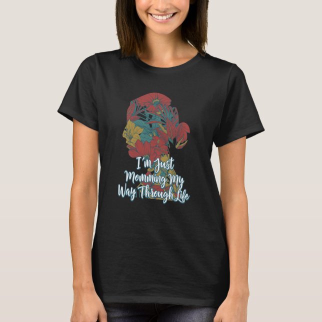 Momming My Way Through Life Mom Mother's Day Mommy T Shirt (Framsida)