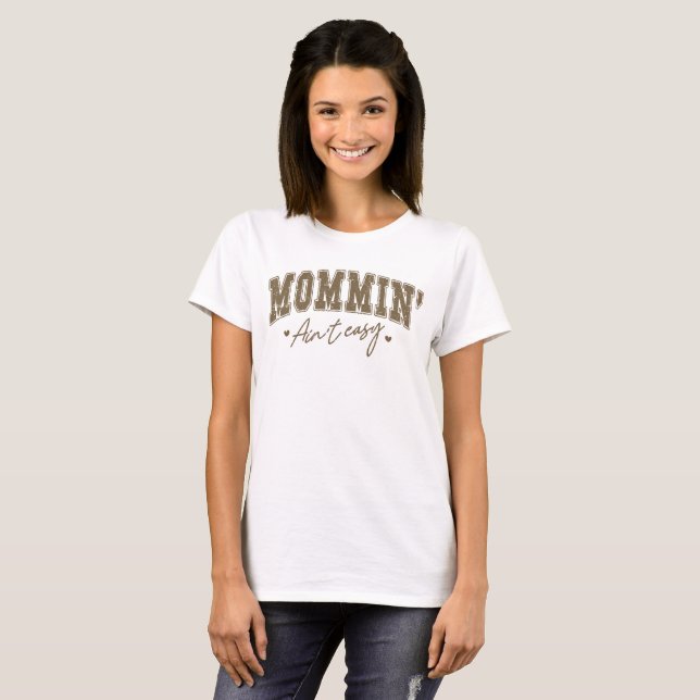 Mommin't Easy - fetma Varsity Mor's Day T Shirt (Hel framsida)