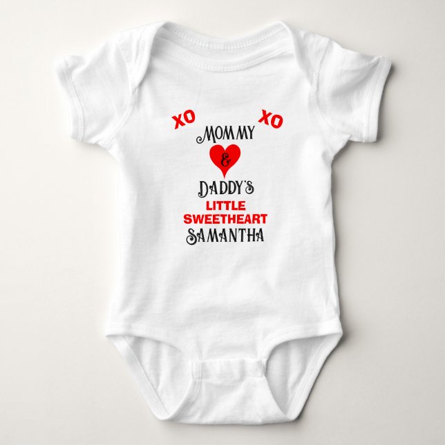 Mommy and Daddy's Little Sweetheart Baby NAME T Shirt (Framsida)