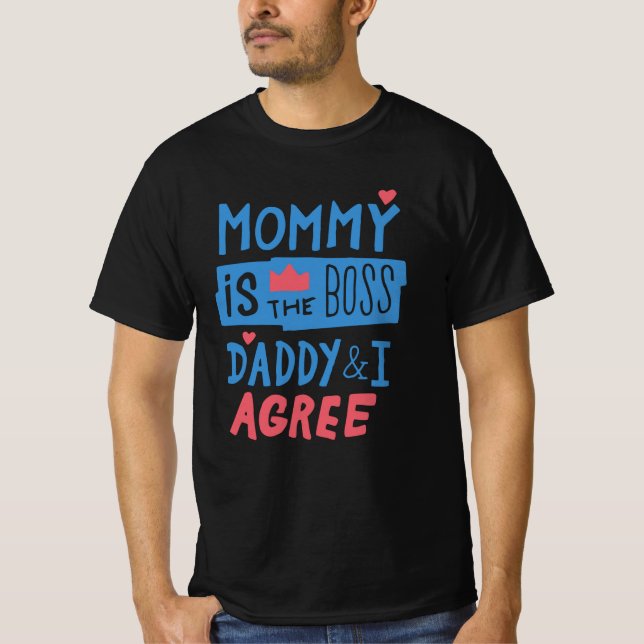 Mommy is the boss Daddy and I agree T Shirt (Framsida)