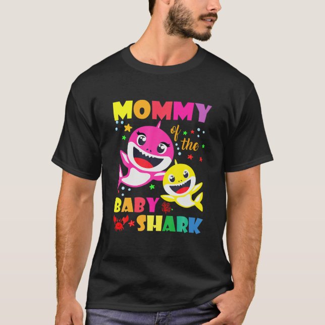 Mommy Of The Baby Shark Birthday Mommy Shark T Shirt (Framsida)