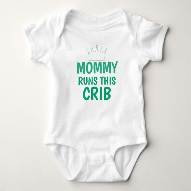 Mommy Runs This Crib Funny Baby T Shirt (Framsida)