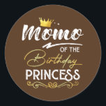 Momo of the Birthday Princess Girl Party Runt Klistermärke<br><div class="desc">Momo av födelsedagsfesten Princess Girl Party Matching Gift. Perfekt-gåva till pappa,  mamma,  pappa,  manar,  kvinnor,  vänner och familjemedlemmar på Thanksgiving Dag,  juldag,  Mors dag,  Fars dag,  4 juli,  1776 Oberoende dag,  veterandagen,  Halloween D,  Patrick's Day</div>