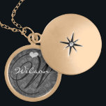 Momogram Silver Necklace Berlockhalsband<br><div class="desc">Behåll Necklaces Välj antingen Silver Plattat Guld Avsluta eller Sterling silver Unik Personlig Anpassningsbar !st Bröllopsfest för julklapp av Bröllop Keepsakt Necklaces - om du vill ändra bakgrund färg - klicka på anpassa - klicka på redigera - välj sista verktyg i rullgardinsmenyn och välj från ett av de färger som...</div>