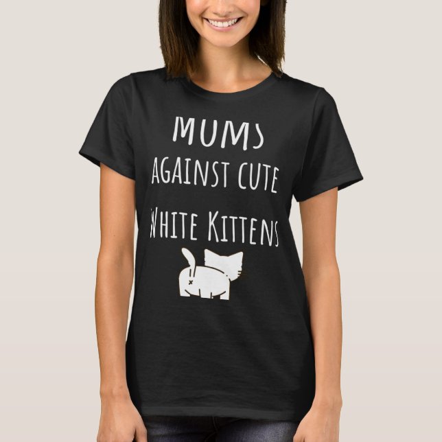 Moms against cute white kittens Softball slogan T Shirt (Framsida)