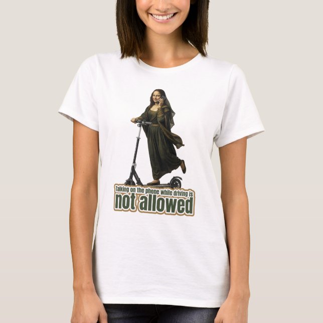Mona Lisa on the phone  riding a kick scooter T Shirt (Framsida)