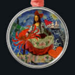 Mona Lisa Roligt Zodiac Whimsical Julgransprydnad Metall<br><div class="desc">Det här är bara lite roligt med Mona Lisa - vi har varit väldigt kreativ. Den vackra Mona Lisa har klätt sig i en gammaldags röd klänning och skickats till stranden för att hitta en stor krabba,  ett CK-kollage! Allt redo att dansa med hennes krabba!</div>