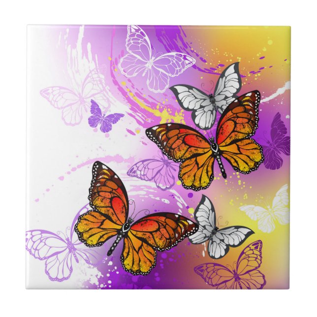 Monarch Butterflies on Lila Background Kakelplatta (Framsidan)
