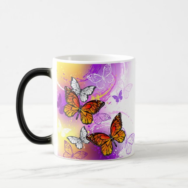 Monarch Butterflies on Lila Background Magisk Mugg (Vänster)