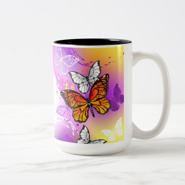 Monarch Butterflies on Lila Background Två-Tonad Mugg (Höger)