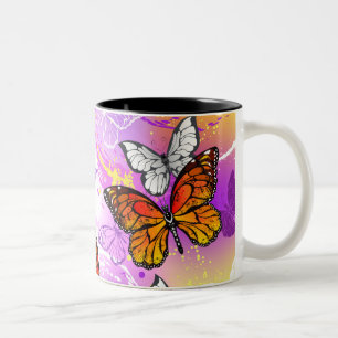 Monarch Butterflies on Lila Background Två-Tonad Mugg
