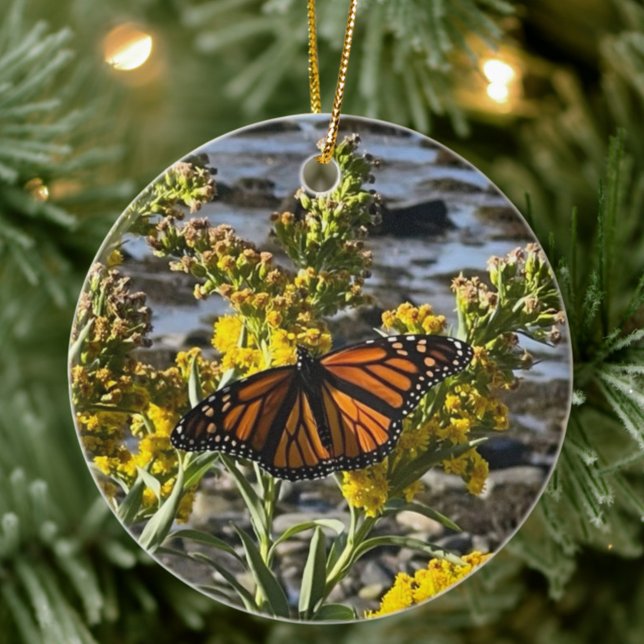 Monarch Butterfly Blommigt Natur Julgransprydnad Keramik (Monarch Butterfly Christmas Ornament, Holiday Gift for Nature Lover, Scenic Photography)