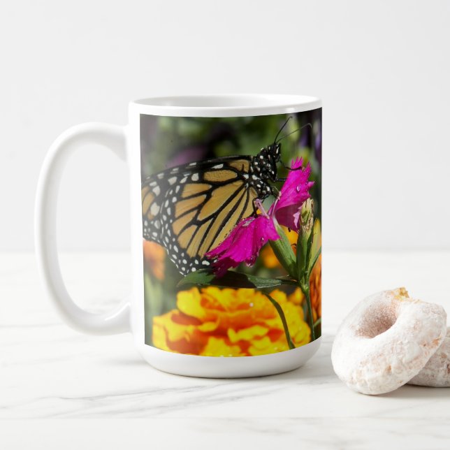 Monarch Butterfly från Rosa Marigold Flower Kaffemugg (Med munk)
