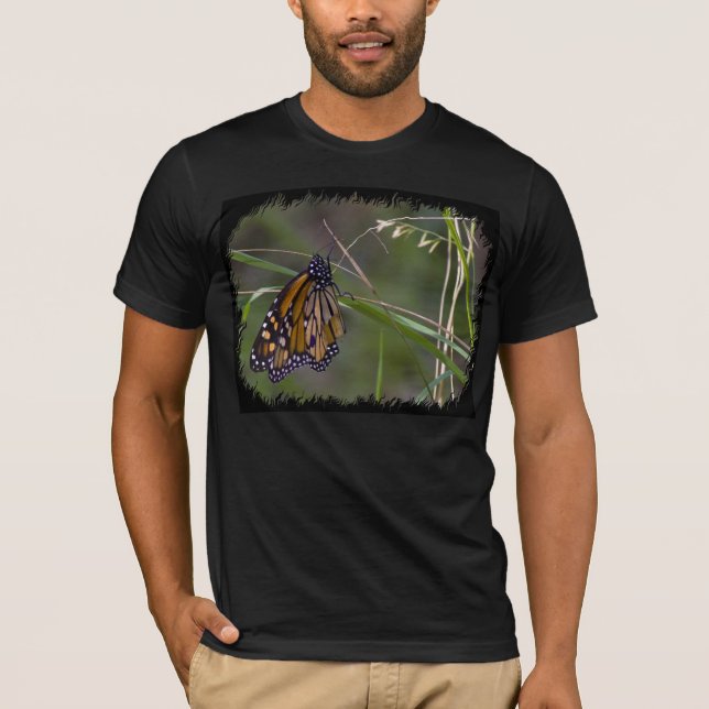 Monarch Butterfly i Grass Black Kant Tee (Framsida)