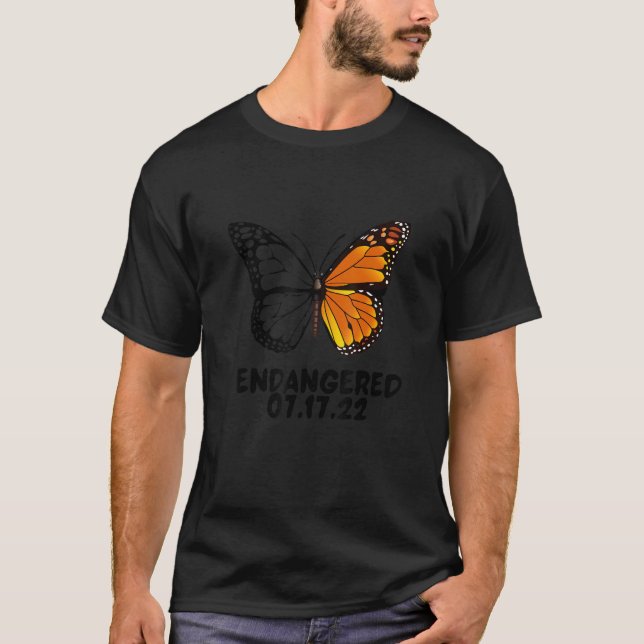 Monarch Butterfly Is Now Endangered What Can You D T Shirt (Framsida)