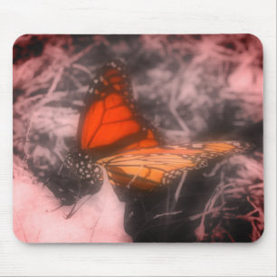 Monarch Butterfly nära svart och vitt Musmatta