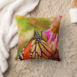 Monarch Butterfly on Flower Close Up Abstrakt Kudde