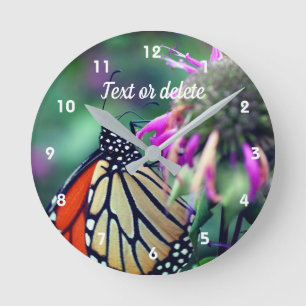 Monarch Butterfly on Flower Personlig   Rund Klocka