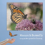 Monarch Butterfly på den inhemska naturen av vilda Pussel<br><div class="desc">Monarch Butterfly är anmärkningsvärd inte bara för sitt djärva mönster om svart och orange,  utan också för sin symbolism av omvandling och tillväxt. Som visas här på den inhemska blomjoe pye ogräs har den sitt sommaruppehåll tillsammans med en annan populär pollinerare,  humla. Foto av Amanda Renee,  CtrlZDigitalDesigns 2023</div>
