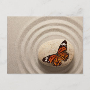 Monarch Butterfly på en sten i en Zen Garden Vykort