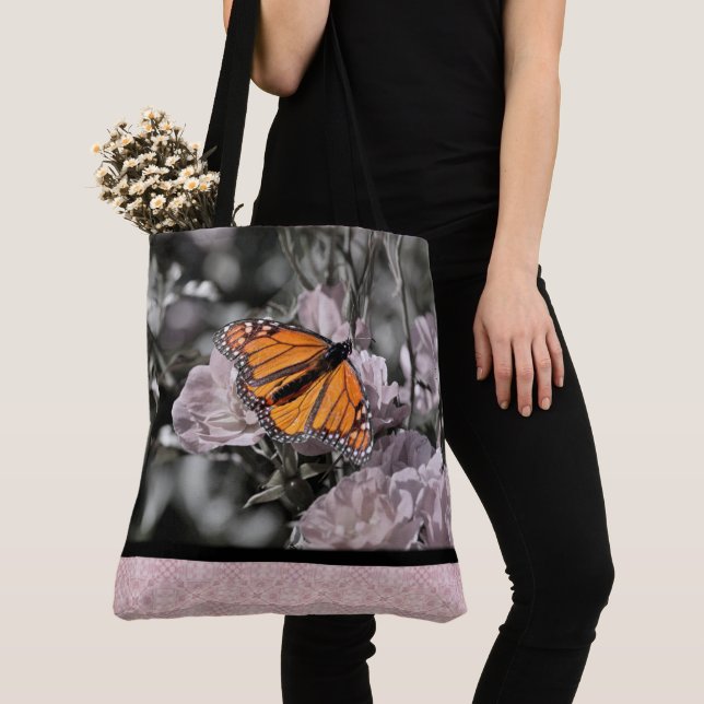Monarch Butterfly på Flowers Rosa Gothic Tile Tygkasse (Närbild)