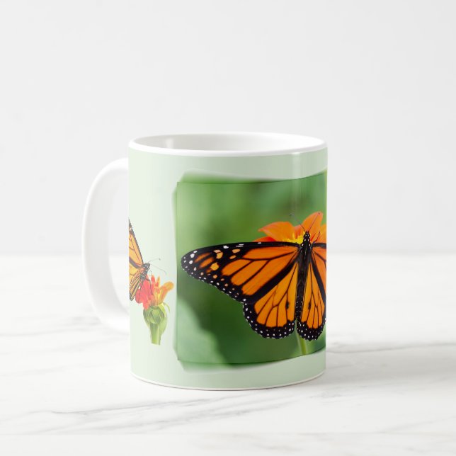 Monarch Butterfly på Gröntens bakgrund. Kaffemugg (Framsida vänster)