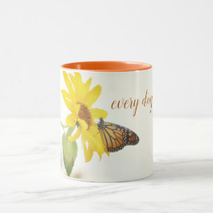 Monarch Butterfly på Gult Flower Inspirational Mugg