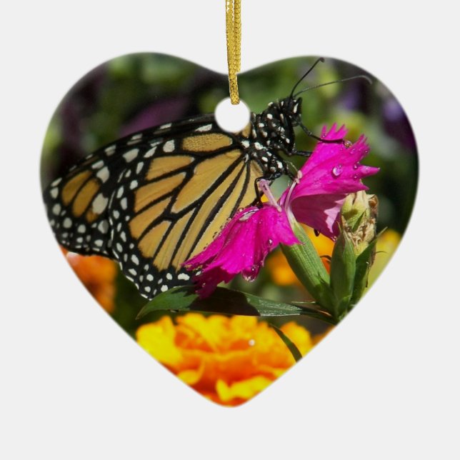 Monarch Butterfly på rosa marigold-hjärt-ornament Julgransprydnad Keramik (Framsidan)