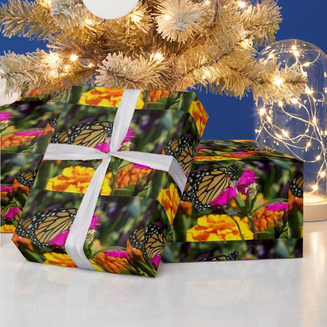 Monarch Butterfly på rosa marigold-wrapping papper Presentpapper (Helgdagar)