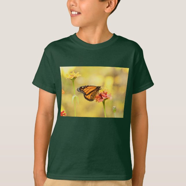 Monarch Butterfly på Zinnia T Shirt (Framsida)