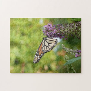 Monarch Butterfly vid Lila Butterfly Bush Pussel