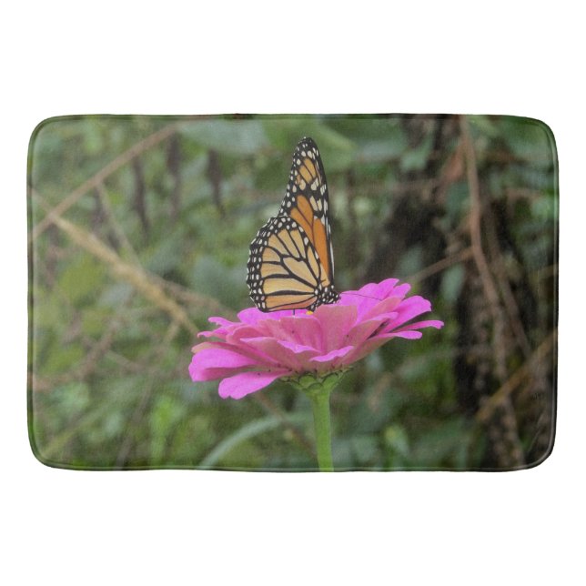 Monarch Butterfly vid Söt Rosa Zinnia Flower Badrumsmatta (Framsidan)