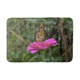 Monarch Butterfly vid Söt Rosa Zinnia Flower Badrumsmatta