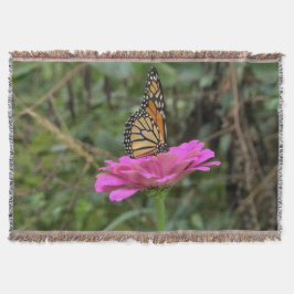 Monarch Butterfly vid Söt Rosa Zinnia Flower Filt