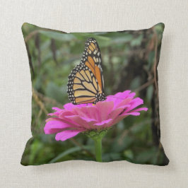 Monarch Butterfly vid Söt Rosa Zinnia Flower Kudde