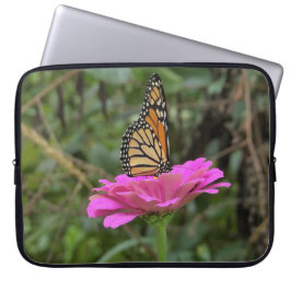 Monarch Butterfly vid Söt Rosa Zinnia Flower Laptop Fodral