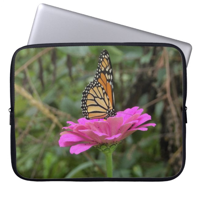 Monarch Butterfly vid Söt Rosa Zinnia Flower Laptop Fodral (Framsidan)