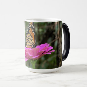 Monarch Butterfly vid Söt Rosa Zinnia Flower Magisk Mugg