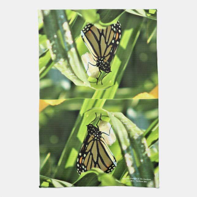 Monarch Emerges i trädgårdar Kökshandduk (Vertikal)