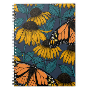 Monarch-fjäril på gulter anteckningsbok