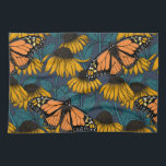 Monarch-fjäril på gulter kökshandduk<br><div class="desc">Handdragen,  sömlös mönster med konfektörer och monarch butterflies.</div>